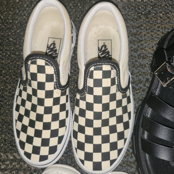 6 little girls size 1 shoes/sandals - Picture 2 of 7